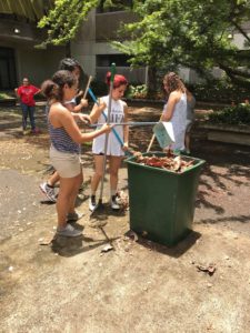 Estudiantes de Ciencias Naturales participan de limpieza de facultad