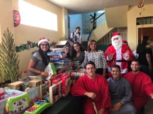 Estudiantes de la UPR Cayey llevan la Navidad a Barrio Obrero