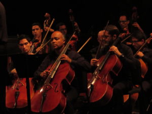 Orquesta Sinfónica de P.R. se presenta frente a La Torre de la UPRRP