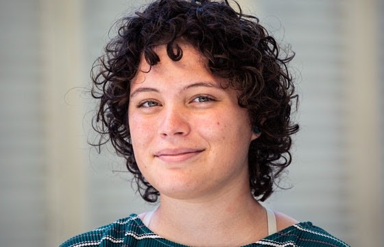 Jóvenes reciben becas para crear proyectos de justicia social