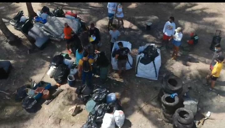Jóvenes universitarios adoptan playa de Toa Baja