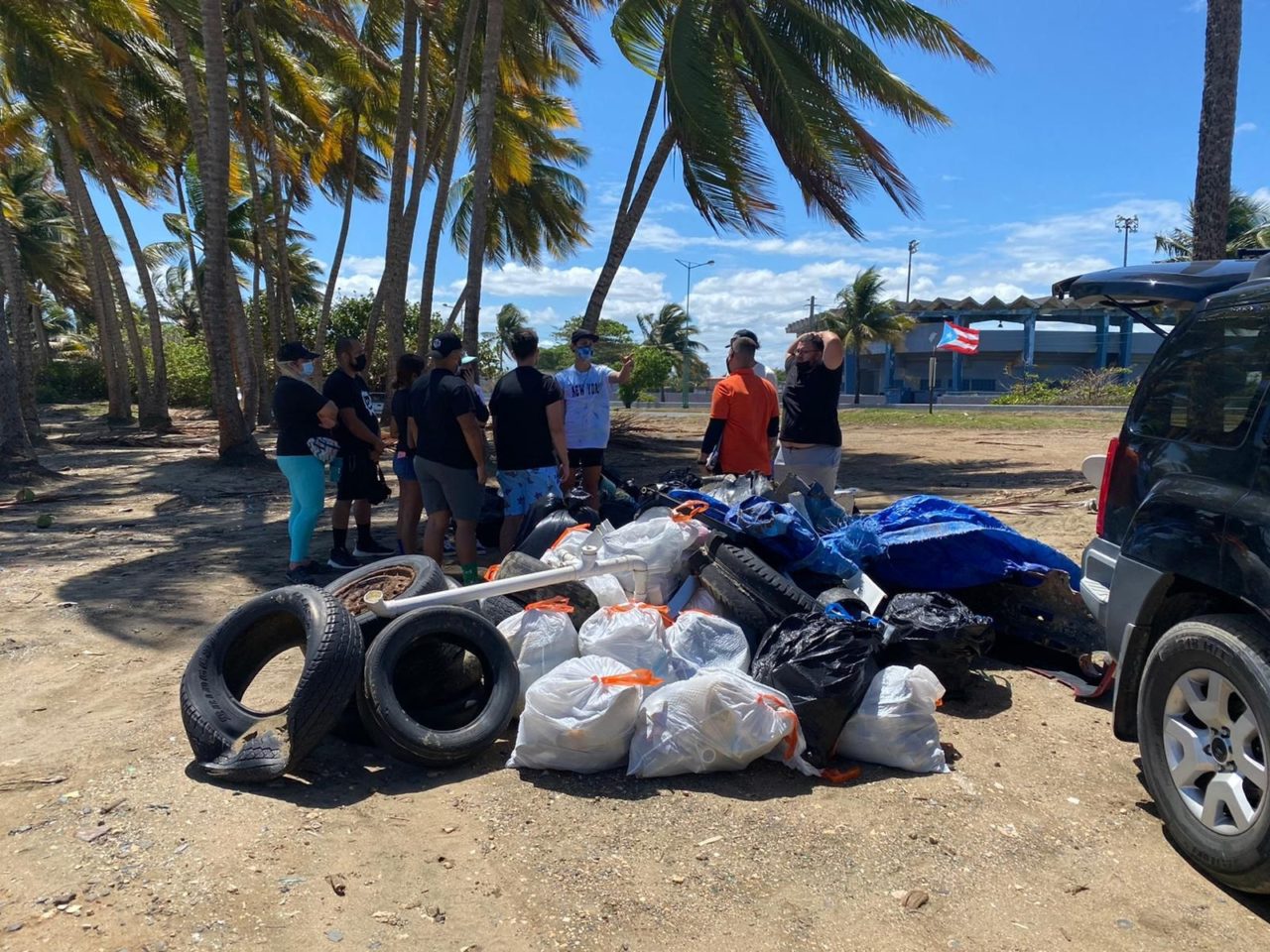 Jóvenes universitarios adoptan playa de Toa Baja