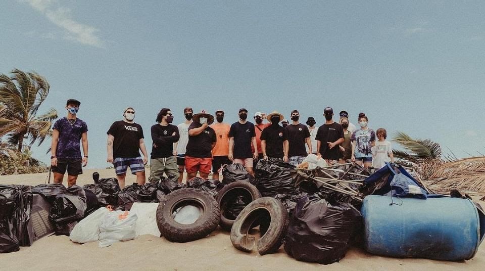 Jóvenes universitarios adoptan playa de Toa Baja